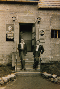Günter Stendebach (links) und Hubert Labonte am Eröffnungstag im Jahr 1954 vor dem Eingang zur Gaststätte. (Fotos: Privat)