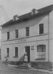 Margarethe Merz im Jahr 1930 vor dem Eingang zur früheren Gaststätte "Zur Linde".