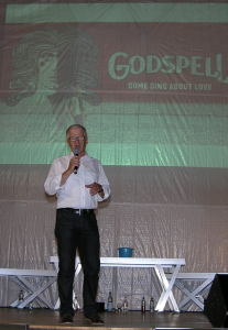 Helmut Rosbach begrüßte die Zuschauer zur Aufführung des Musicals "Godspell"