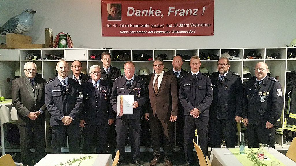 Franz Billaudelle (vierter v. links), langjähriger Wehrführer der Freiwilligen Feuerwehr Welschneudorf, wurde jetzt feierlich verabschiedet und übergab sein Amt an seinen Sohn Daniel (dritter v. rechts).
